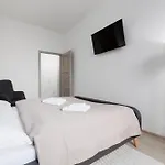 2 Bedrooms Apartment With Kitchen Near The Subway