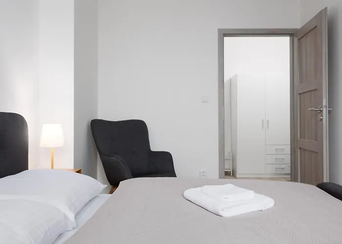 2 Bedrooms Apartment With Kitchen Near The Subway