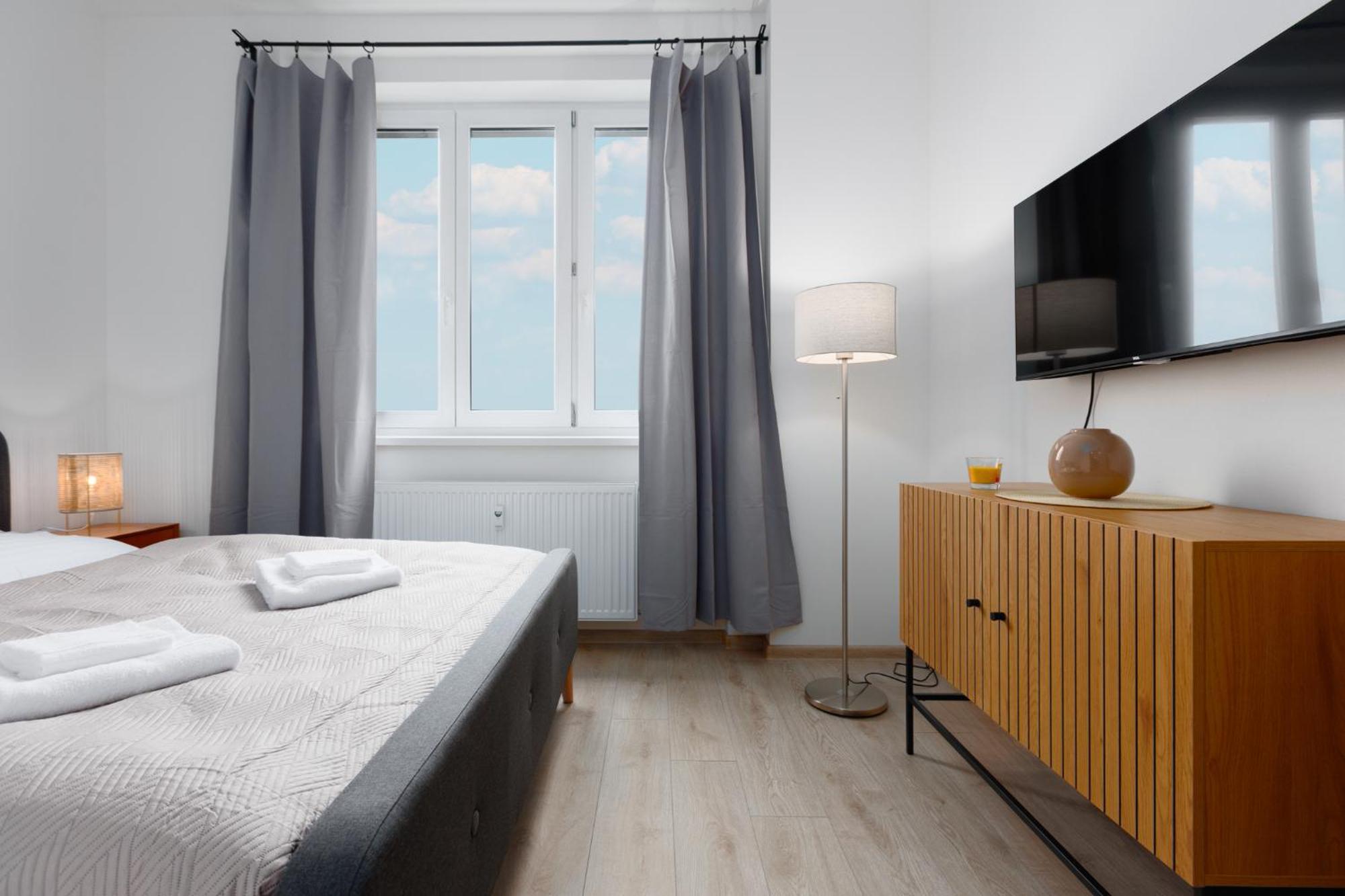 2 Bedrooms With Kitchen Near The Subway