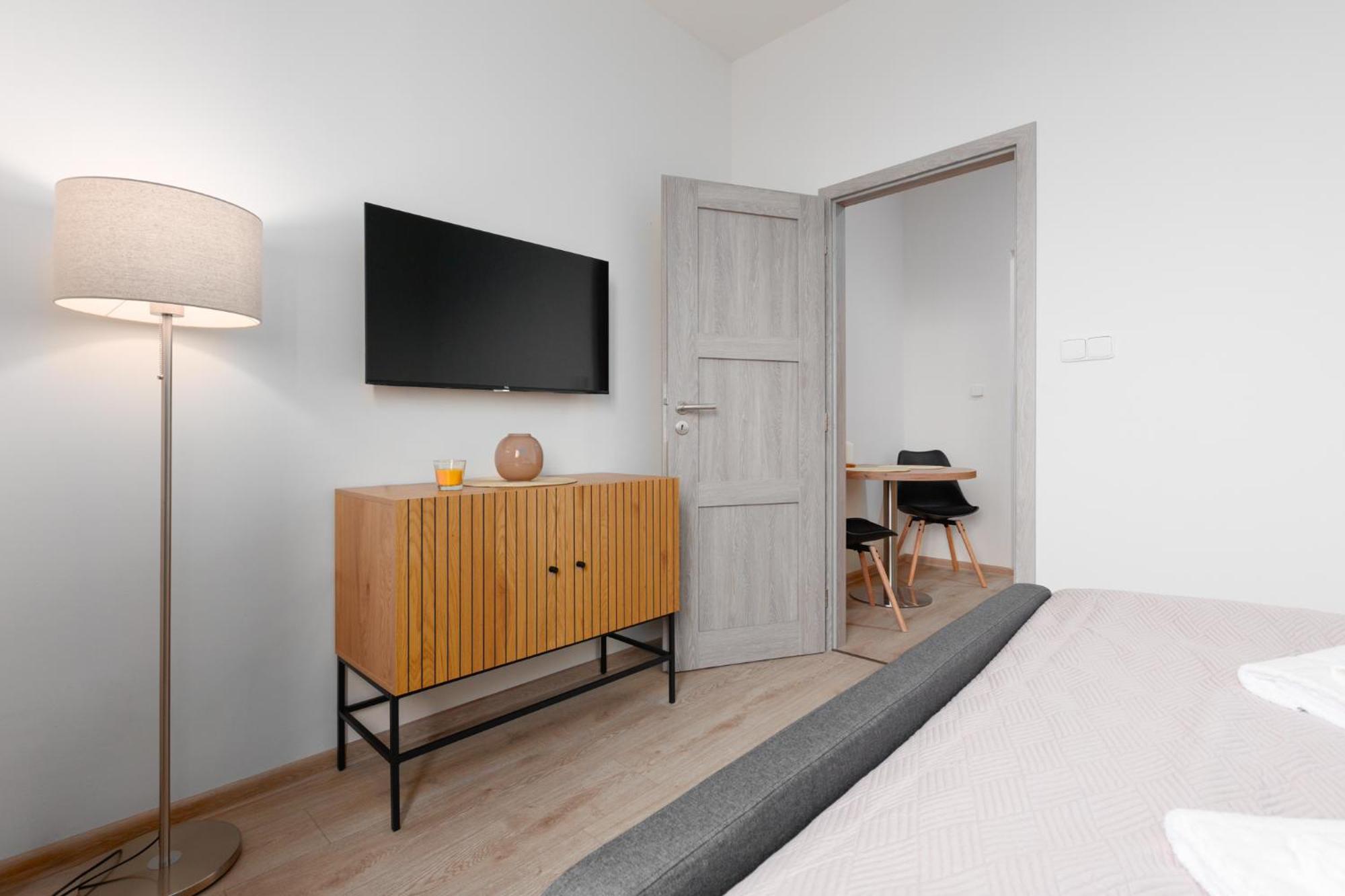 2 Bedrooms With Kitchen Near The Subway