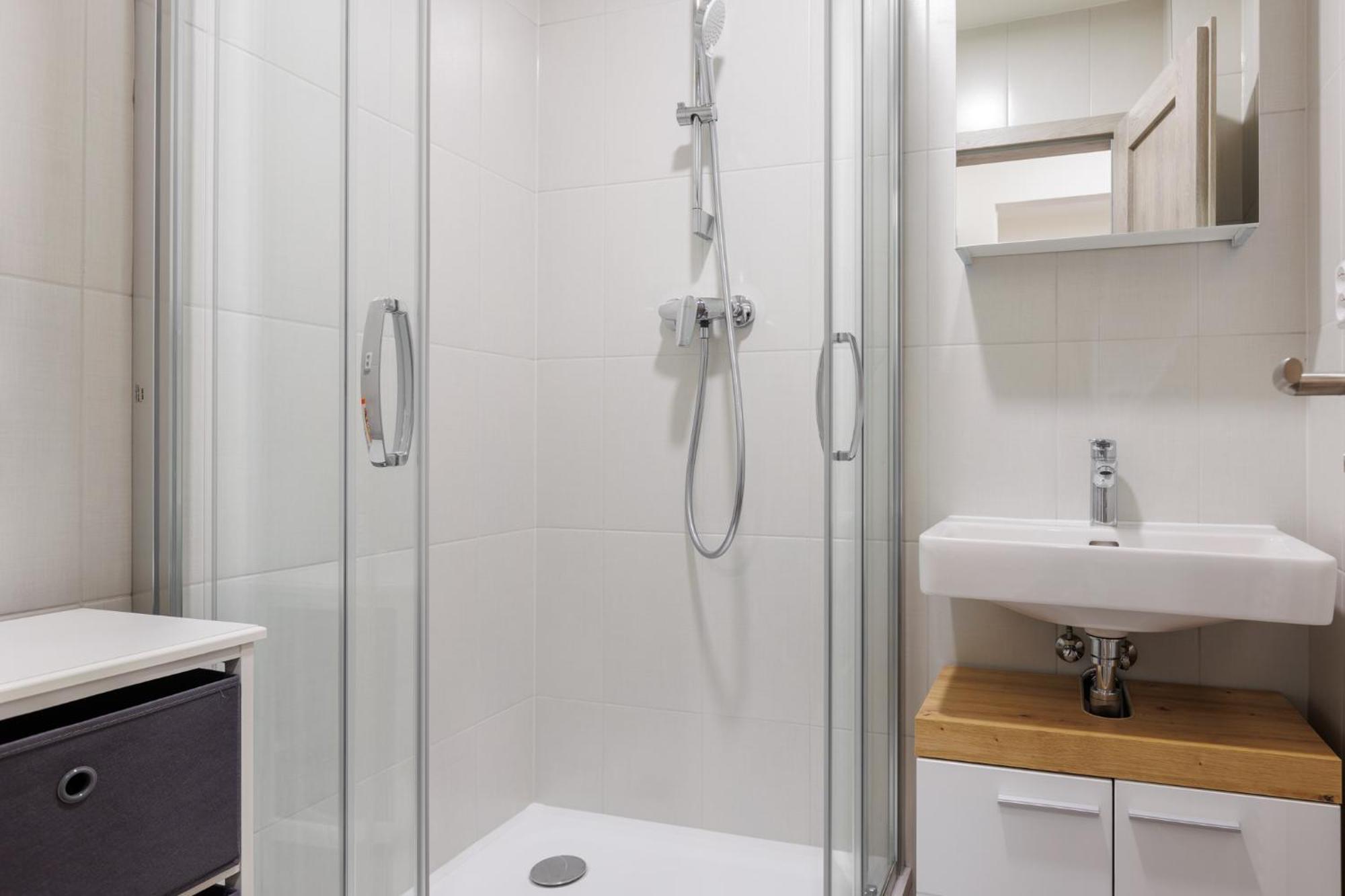 2 Bedrooms With Kitchen Near The Subway *